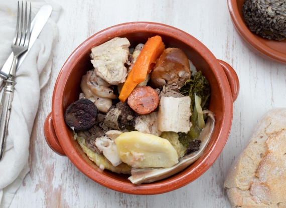 O cozido das Furnas é um dos pratos típicos da gastronomia açoriana. Delicie-se!