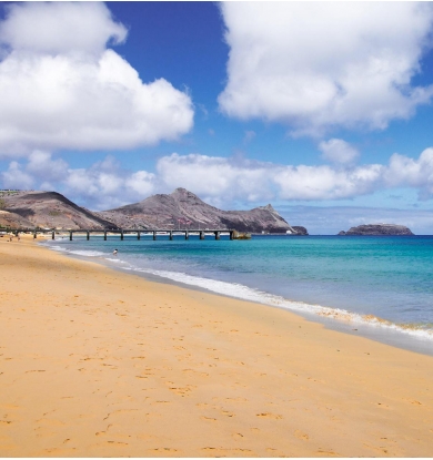 Situada a 75 km da Ilha da Madeira, perca-se nesta praia paradisíaca com grande extensão de areal.