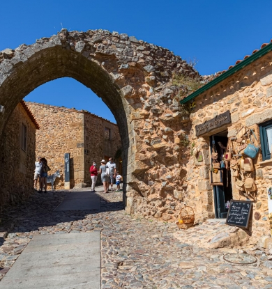 Rodeada por uma antiga muralha, e com uma estética medieval, esta é uma aldeia histórica de Portugal. 